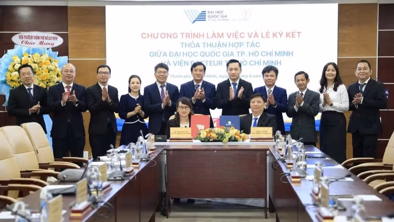 Lãnh đạo hai đơn vị ký kết hợp tác.