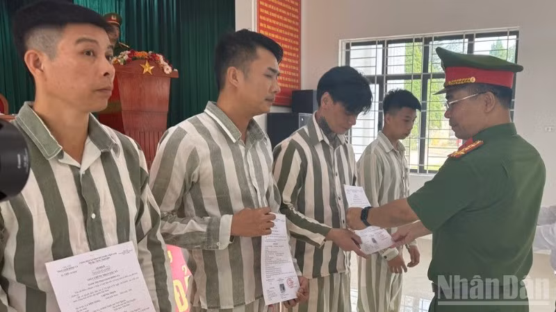 Đại tá Vũ Văn Sơn, Giám thị trại giam, trao quyết định đặc xá cho các phạm nhân. (Ảnh: THANH SƠN)