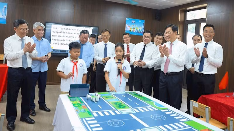Các đồng chí lãnh đạo Trung ương và thành phố Hà Nội tham quan phòng học STEM tại Trường tiểu học, trung học cơ sở và trung học phổ thông Minh Châu. (Ảnh: THANH HẢI)