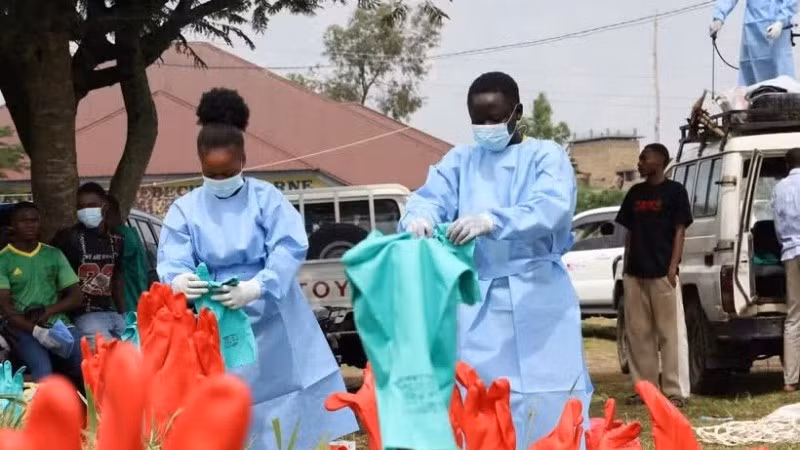 Nhân viên y tế tiến hành khử trùng tại trung tâm điều trị Ebola ở Rwampara, Cộng hòa Dân chủ Congo. (Ảnh: THX/TTXVN)