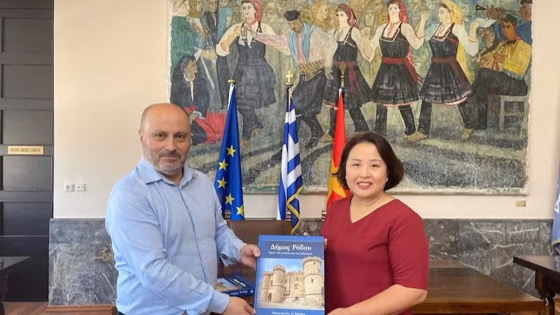 Đại sứ Phạm Thị Thu Hương gặp Phó Thị trưởng đảo Rhodes Chalkias Konstantinos. (Ảnh: Đại sứ quán Việt Nam tại Hy Lạp)