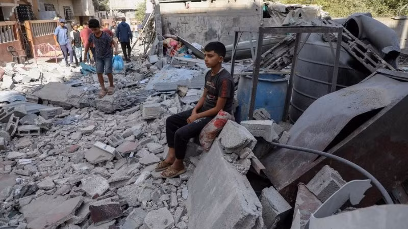 Một cậu bé Palestine ngồi giữa đống đổ nát sau cuộc không kích của Israel nhằm vào khu vực Al-Zawaida, trung tâm Dải Gaza, ngày 25/9/2025. (Ảnh: TÂN HOA XÃ)