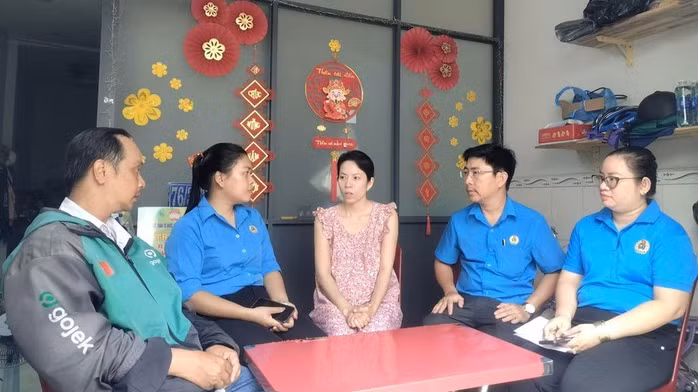 Công đoàn phường Phú Định thăm hỏi đoàn viên khó khăn. (Ảnh: THANH NGA) 