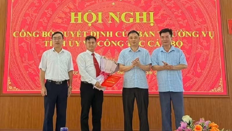 Đại diện lãnh đạo Sở Nội vụ Điện Biên và lãnh đạo xã Mường Tùng tặng hoa chúc mừng đồng chí Vũ Minh Hồng được Ban Thường vụ Tỉnh ủy luân chuyển, điều động nhận nhiệm vụ tại xã. (Ảnh: MƯỜNG TÙNG)