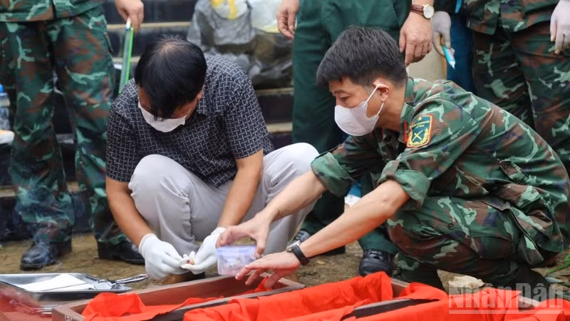 Từng công đoạn khai quật đều được thực hiện hết sức cẩn trọng, tỉ mỉ, bảo đảm giữ gìn nguyên trạng các di vật, mẫu vật và thông tin liên quan phục vụ công tác xác minh. (Ảnh: THANH SƠN)