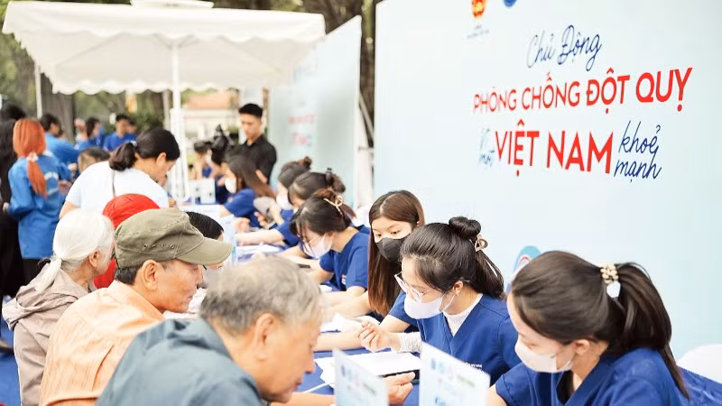 Các y, bác sĩ trẻ tình nguyện khám sàng lọc miễn phí cho người dân về huyết áp, đường huyết...