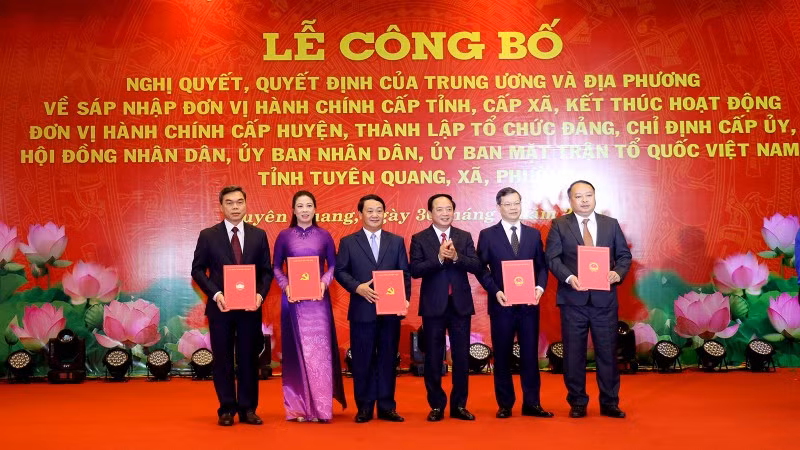 Đồng chí Thượng tướng Trịnh Văn Quyết, Bí thư Trung ương Đảng, Chủ nhiệm Tổng cục Chính trị Quân đội nhân dân Việt Nam​ trao Quyết định chỉ định của Bộ Chính trị cho các đồng chí Thường trực Tỉnh ủy Tuyên Quang.