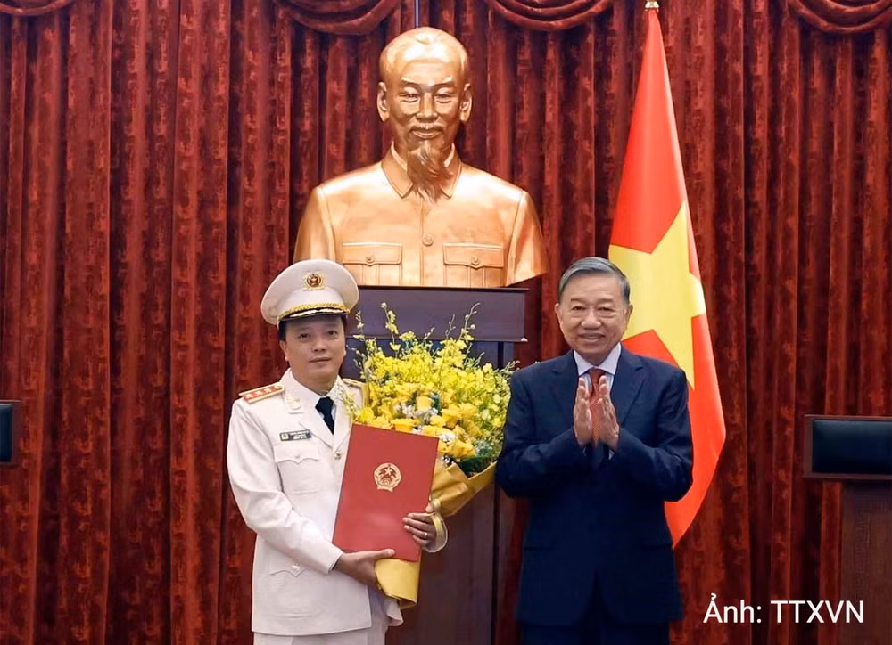 vna-potal-tong-bi-thu-chu-tich-nuoc-to-lam-trao-quyet-dinh-thang-quan-ham-thuong-tuong-cho-si-quan-cong-an-nhan-dan-viet-nam-8925972-6736.jpg