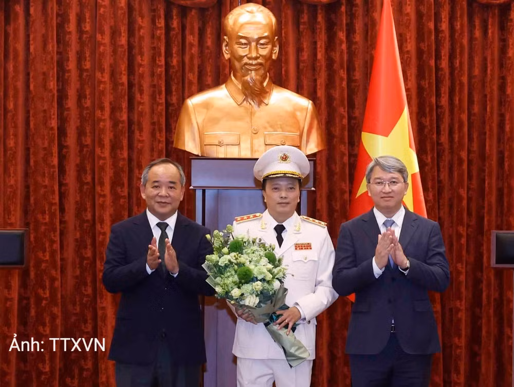 vna-potal-tong-bi-thu-chu-tich-nuoc-to-lam-trao-quyet-dinh-thang-quan-ham-thuong-tuong-cho-si-quan-cong-an-nhan-dan-viet-nam-8925990-7434.jpg