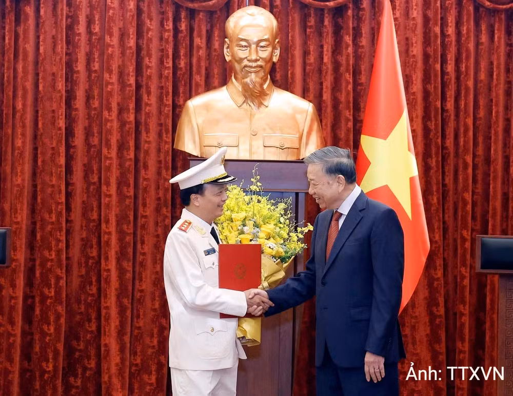 vna-potal-tong-bi-thu-chu-tich-nuoc-to-lam-trao-quyet-dinh-thang-quan-ham-thuong-tuong-cho-si-quan-cong-an-nhan-dan-viet-nam-8925983-6119.jpg