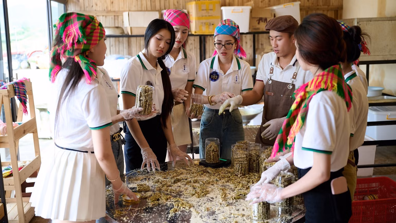 thi-sinh-tim-hieu-cac-cong-doan-lam-keo-lac-1109.jpg