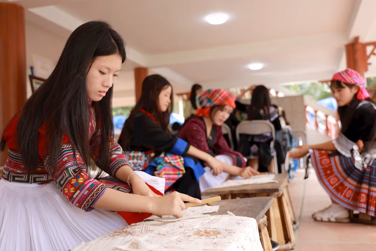 Không gian trải nghiệm sáng tạo tại Trường Phổ thông dân tộc nội trú Trung học phổ thông tỉnh Lai Châu khuyến khích học sinh làm quen, thực hành kỹ thuật tạo hình truyền thống của các dân tộc tại địa phương. (Trong ảnh: Các em học sinh trải nghiệm thực hành kỹ thuật vẽ sáp ong của đồng bào Mông hoa). Ảnh: Vũ Công