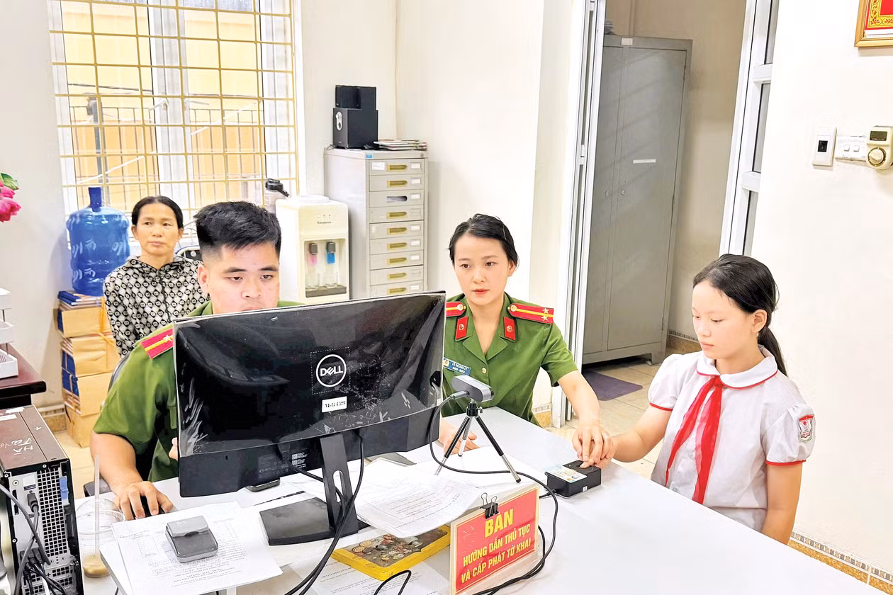 Cán bộ, chiến sĩ Công an phường Hà Tu phục vụ người dân làm căn cước công dân.