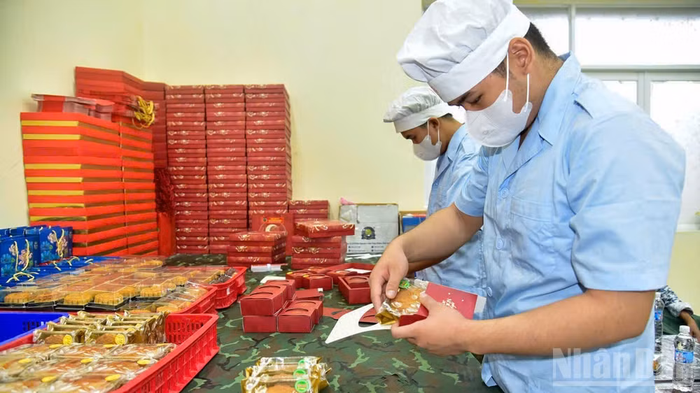 Cán bộ chiến sĩ Trung đoàn Gia Định cùng nhau làm bánh Trung thu gửi trao yêu thương đến trẻ em có hoàn cảnh khó khăn.