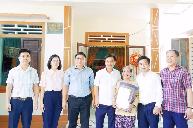 Lãnh đạo tỉnh Quảng Trị và xã Vĩnh Linh thăm bà Nguyễn Thị Dỏ, vợ liệt sĩ Nguyễn Văn Sơn.
