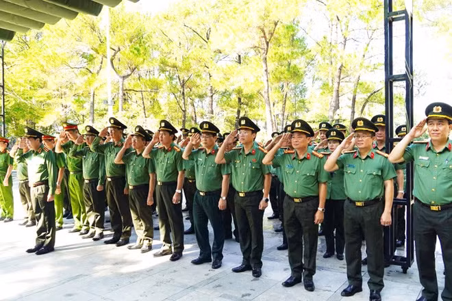 Đoàn công tác của Bộ Công an tri ân các Anh hùng liệt sĩ tại Nghĩa trang Liệt sĩ quốc gia Trường Sơn.