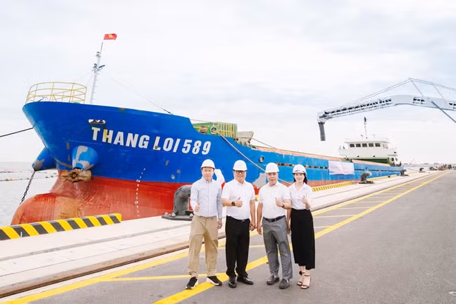Cảng nước sâu Mỹ Thủy vừa được đưa vào khai thác, sử dụng. 