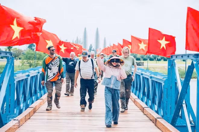 Du khách quốc tế rất thích thú khi trải nghiệm đi qua di tích cầu Hiền Lương lịch sử.