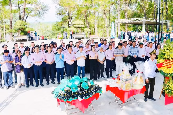 Đoàn đại biểu Ngân hàng Chính sách xã hội Việt Nam dâng hương tri ân các Anh hùng liệt sĩ tại Nghĩa trang Liệt sĩ quốc gia Trường Sơn. 