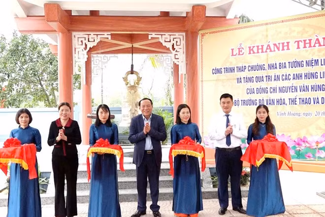 Đồng chí Nguyễn Văn Hùng cùng lãnh đạo xã Vĩnh Hoàng cắt băng khánh thành công trình.