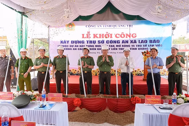 Ban giám đốc Công an Quảng Trị cùng lãnh đạo tỉnh thực hiện nghi thức khởi công xây dựng trụ sở Công an xã Lao Bảo. (Ảnh: LÂM QUANG HUY)