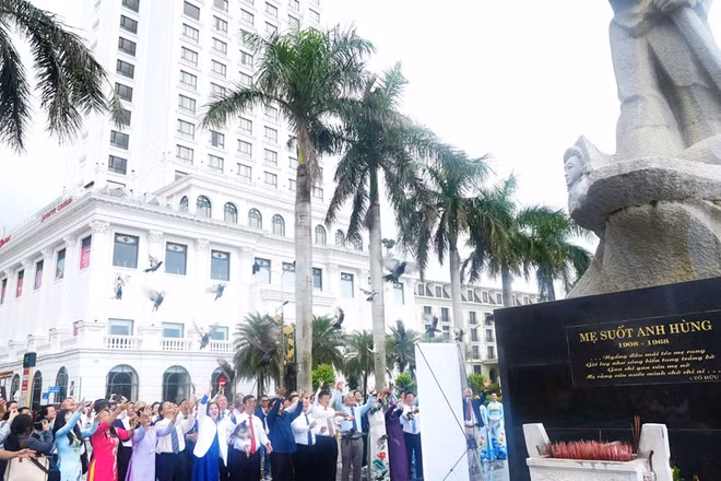 Bên dòng sông Nhật Lệ, dưới tượng đài Mẹ Suốt, các đại biểu thực hiện nghi thức thả chim bồ câu mang theo ước nguyện hòa bình. (Ảnh: TĐ) 