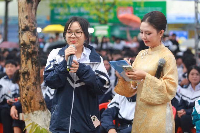 Học sinh đặt câu hỏi gửi đến Ban tổ chức.