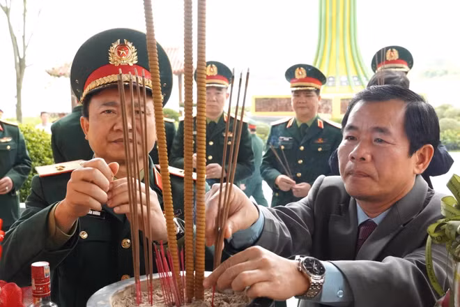 Ủy viên Trung ương Đảng, Bí thư Tỉnh ủy Quảng Trị Nguyễn Văn Phương dâng hương tri ân các Anh hùng liệt sĩ ở Di tích lịch sử quốc gia Bến phà II Long Đại. 