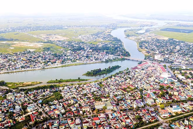 Phường Đông Hà, nhìn từ trên cao, sông Hiếu đầy năng lượng chảy qua trung tâm đô thị.