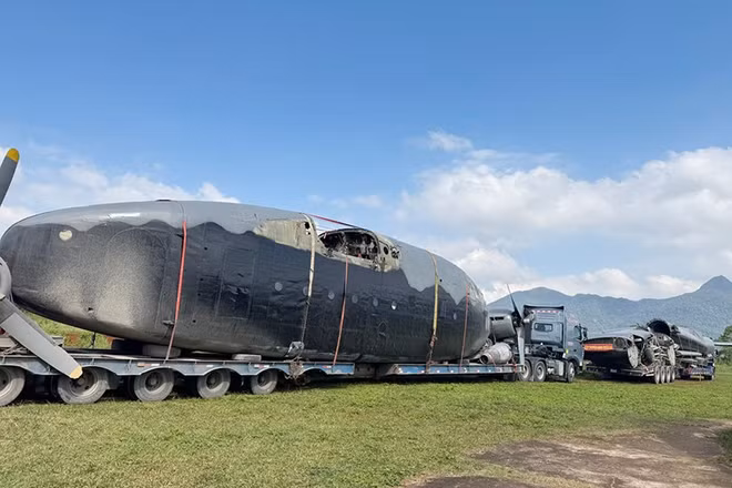 Hiện vật máy bay C119 vừa được đưa về để lắp ráp, trưng bày đón khách ở Di tích sân bay Tà Cơn.