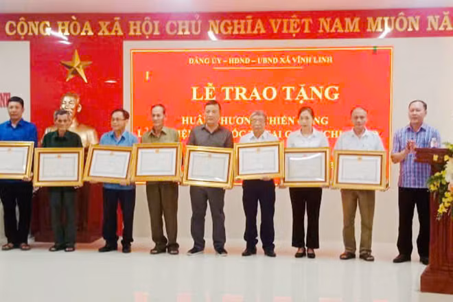 Phần thưởng cao quý dành bộ đội tình nguyện xã Vĩnh Linh.