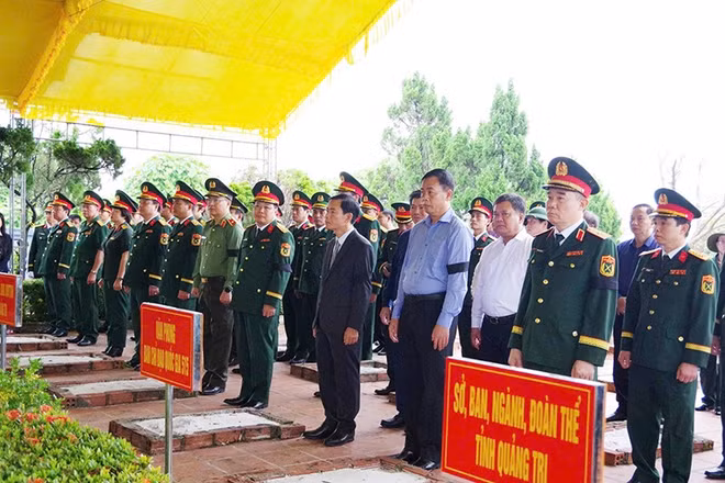 Các lãnh đạo dự Lễ viếng, truy điệu, an táng 34 hài cốt liệt sĩ ở Nghĩa trang Liệt sĩ phường Quảng Trị.