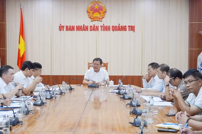 Chủ tịch Ủy ban nhân dân tỉnh Quảng Trị Trần Phong chủ trì buổi làm việc với các ngành, đơn vị liên quan, nghe báo cáo các dự án chậm tiến độ trên địa bàn. 