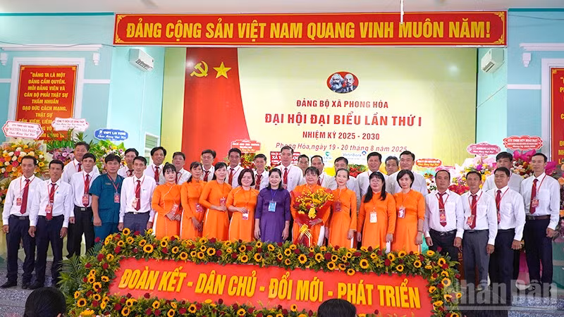 Lãnh đạo tỉnh, đại biểu tại buổi ra mắt đại hội của Ban Chấp hành Đảng bộ xã Phong Hòa.