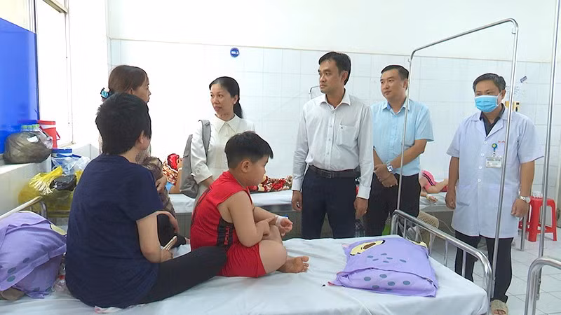 Tại Bệnh viện đa khoa Sa Đéc, lãnh đạo phường Sa Đéc thăm hỏi, động viên tình hình sức khỏe học sinh Trường tiểu học Kim Đồng nghi bị ngộ độc thực phẩm (Ảnh: VĂN ĐẤU).