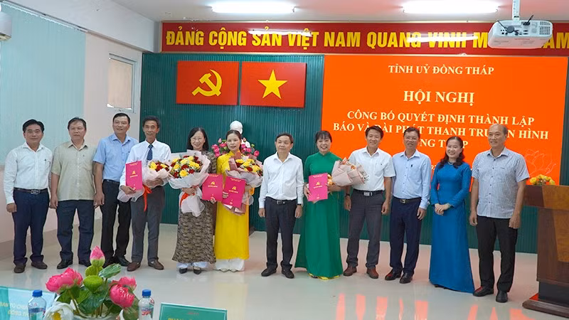 Lãnh đạo tỉnh Đồng Tháp trao quyết định cho các đồng chí lãnh đạo Báo và Đài Phát thanh Truyền hình Đồng Tháp. (Ảnh: HỮU NGHĨA)