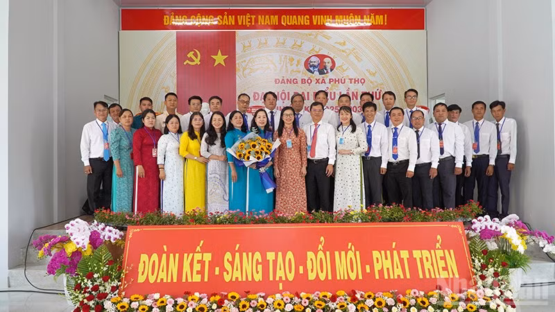 Lãnh đạo tỉnh, đại biểu, khách mời tại buổi ra mắt đại hội của Ban Chấp hành Đảng bộ xã Phú Thọ.