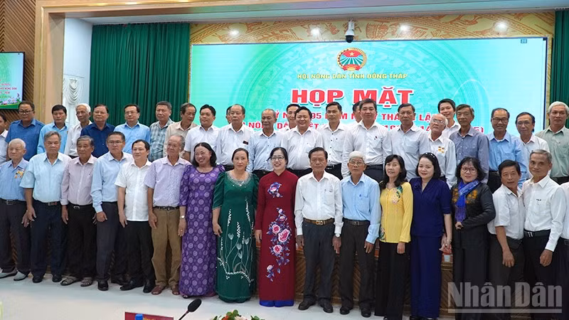 Đại biểu tại buổi họp mặt.
