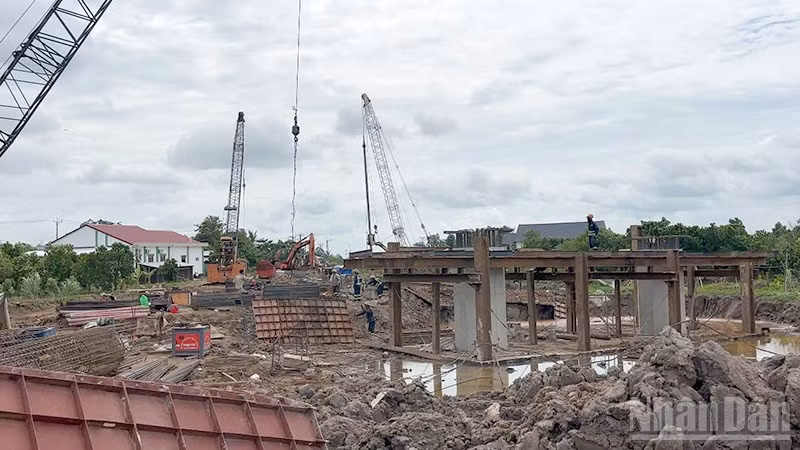 Công nhân, kỹ sư thi công xuyên lễ tại công trường cao tốc Mỹ An-Cao Lãnh, tỉnh Đồng Tháp. (Ảnh: HỮU NGHĨA)