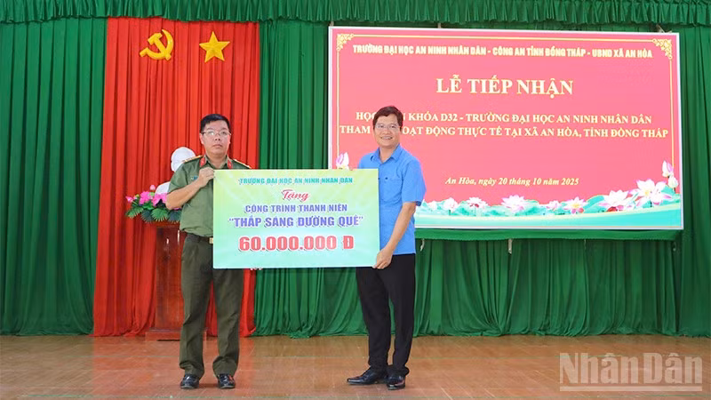 Trường đại học An ninh nhân dân gửi tặng xã An Hòa công trình thanh niên “Đèn năng lượng mặt trời thắp sáng đường quê”.