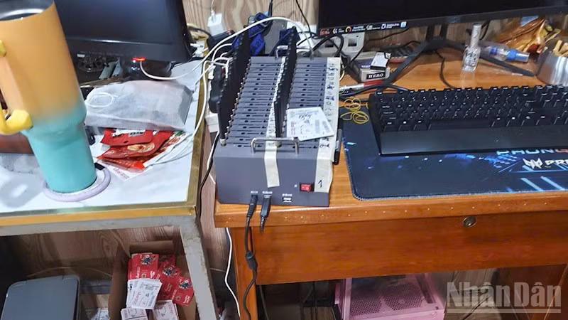 Thẻ sim và nhiều tang vật khác có liên quan.
