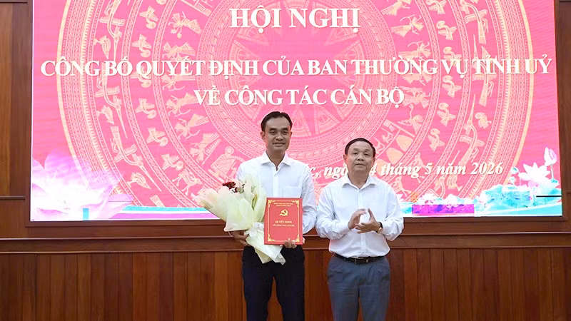 Phó Bí thư Thường trực Tỉnh ủy, Chủ tịch Ủy ban Mặt trận Tổ quốc Việt Nam tỉnh Đồng Tháp Phan Văn Thắng trao quyết định và tặng hoa chúc mừng Bí thư Đảng ủy phường Sa Đéc Nguyễn Văn Vũ Minh.