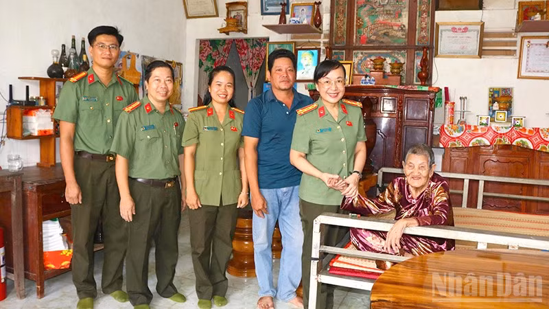Lãnh đạo Công an tỉnh Đồng Tháp cùng lãnh đạo các phòng nghiệp vụ Công an tỉnh thăm Mẹ Việt Nam anh hùng Huỳnh Thị Trinh.