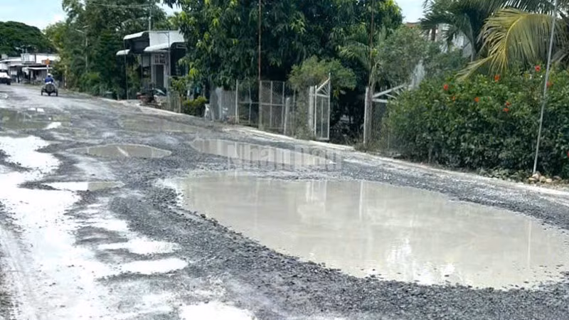 Nhiều "ổ gà, ổ voi" xuất hiện trên tuyến Quốc lộ 30, đoạn qua địa phận ấp Gò Da, xã Tân Hồng, tỉnh Đồng Tháp.