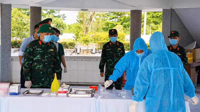 Lực lượng chuyên môn thực hiện lấy mẫu sinh phẩm.
