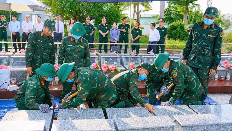 Lấy mẫu hài cốt liệt sĩ tại Nghĩa trang liệt sĩ Châu Thành.