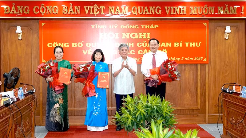 Bí thư Tỉnh ủy Đồng Tháp Ngô Chí Cường trao quyết định và tặng hoa chúc mừng các Ủy viên Ban Thường vụ Tỉnh ủy.
