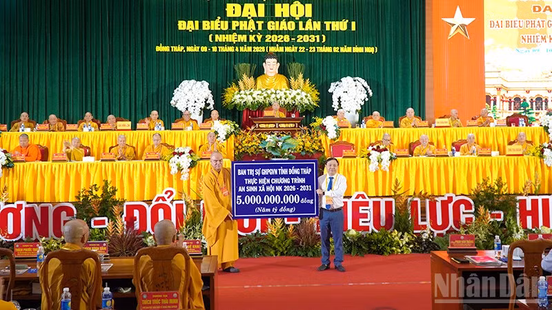 Ban Trị sự Giáo hội Phật giáo Việt Nam tỉnh trao bảng tượng trưng thực hiện chương trình an sinh xã hội nhiệm kỳ 2026-2031 với giá trị 5 tỷ đồng cho đại diện Ủy ban Mặt trận Tổ quốc Việt Nam tỉnh Đồng Tháp.