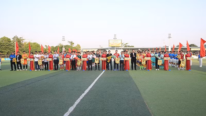 Đại biểu tặng hoa, cờ lưu niệm cho các đội bóng tham gia vòng loại Tây Nam Bộ.