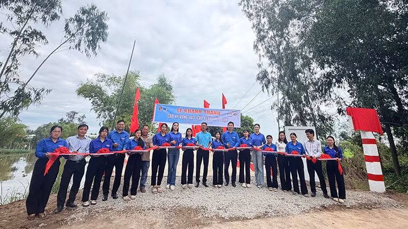 Lãnh đạo tỉnh và đại biểu thực hiện nghi thức cắt băng khánh thành cầu Hy Vọng 443 tại xã Phú Thọ, tỉnh Đồng Tháp.